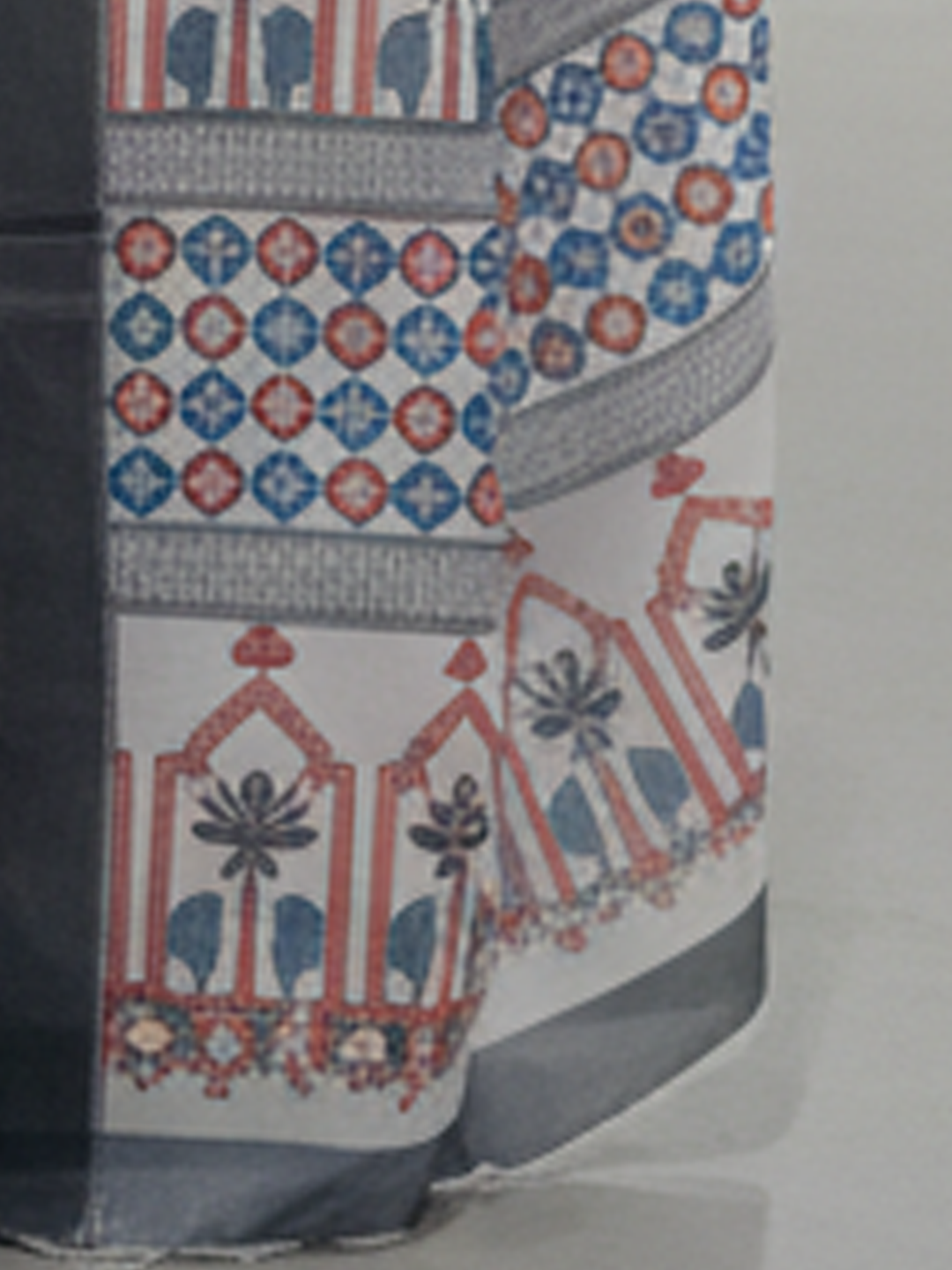 Zamuna Women White Satin Crepe Geometric Digital Print Saree – Timeless Elegance with Contemporary Charm