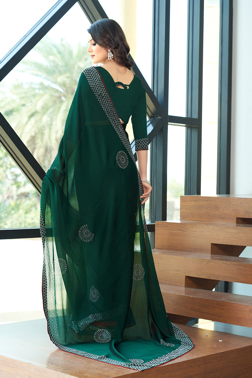 Zamuna Women Green Georgette Solid Diamond Saree – Subtle Glamour in Refreshing Green