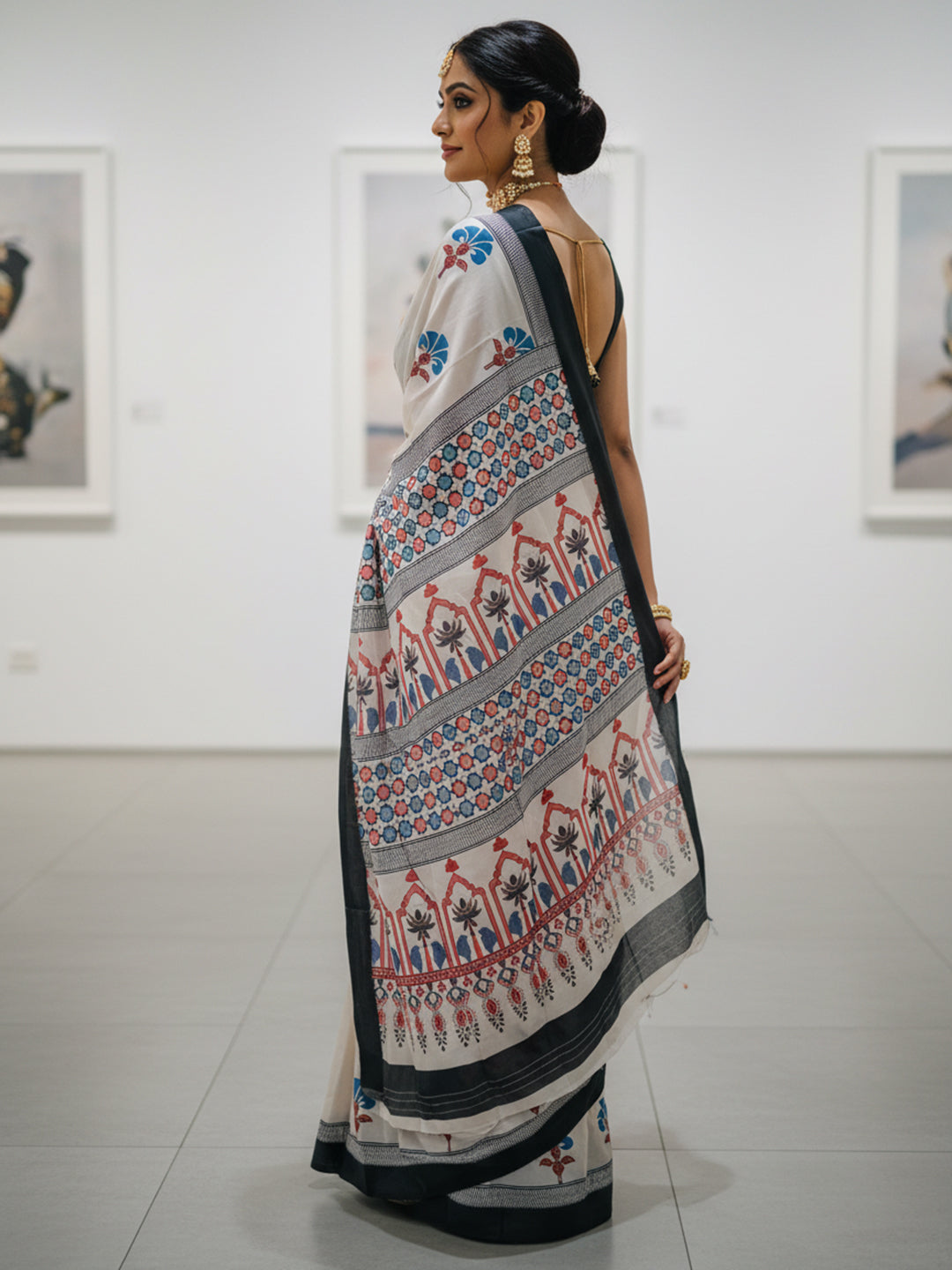 Zamuna Women White Satin Crepe Geometric Digital Print Saree – Timeless Elegance with Contemporary Charm