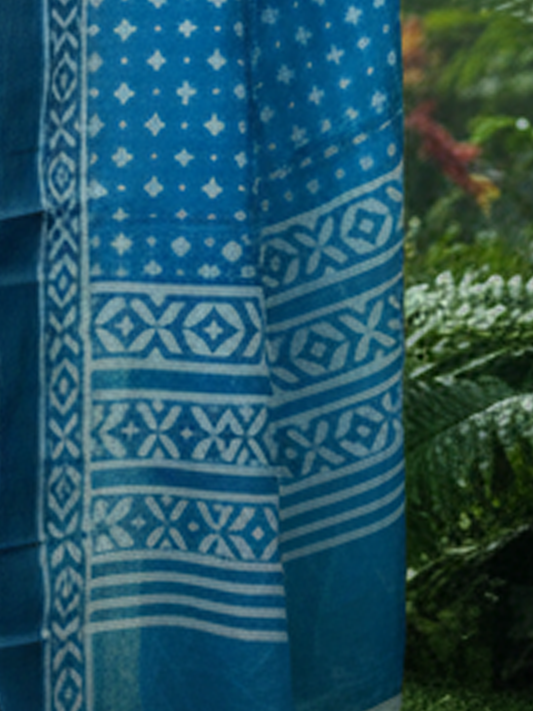 Zamuna Women Blue Satin Crepe Geometric Digital Print Saree – Modern Design Meets Timeless Elegance